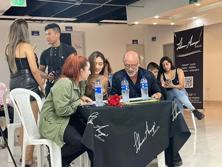 Diseñadora de Glam 5.0 trabajando en un vestido personalizado